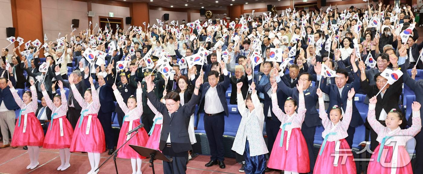 15일 전북도청 공연장에서 &#39;제80주년 8·15 광복절 경축식&#39;이 개최된 가운데 김관영 도지사와 문승우 전북도의회 의장 , 국군장병, 보훈단체 회원, 도민 등이 만세삼창을 하고 있다.&#40;전북도 제공. 재판매 및 DB금지&#41;/뉴스1