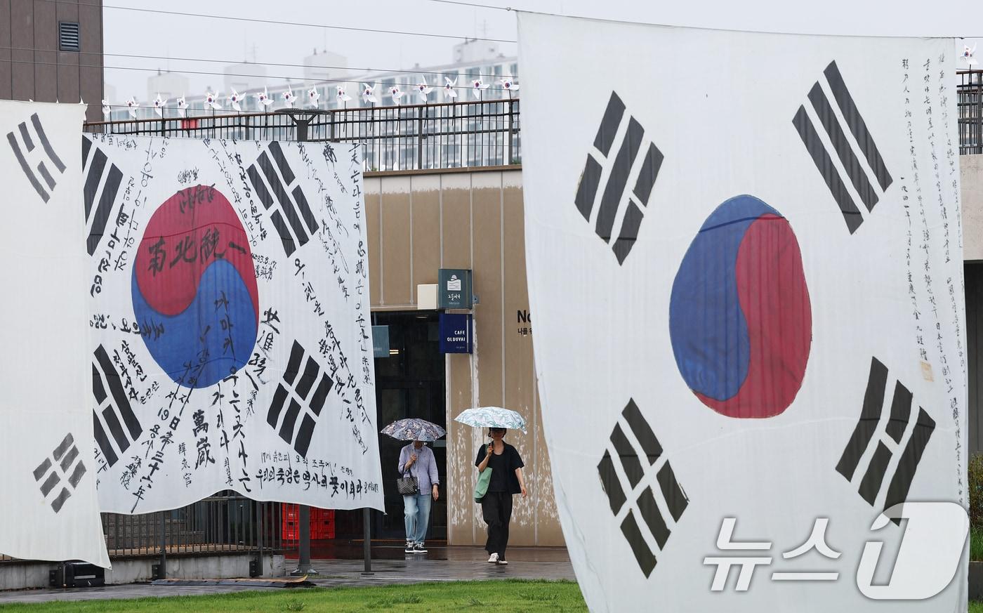 본문 이미지 - 광복절인 15일 서울 용산구 노들섬에 시대별 태극기가 전시돼 있다. 서울문화재단은 광복 80주년을 맞아 노들섬에 현존하는 가장 오래된 '데니 태극기'부터 일제강점기, 광복 이후의 태극기까지 시대별 변화를 보여주는 16점을 전시했다. 2025.8.15 ⓒ 뉴스1 김민지 기자