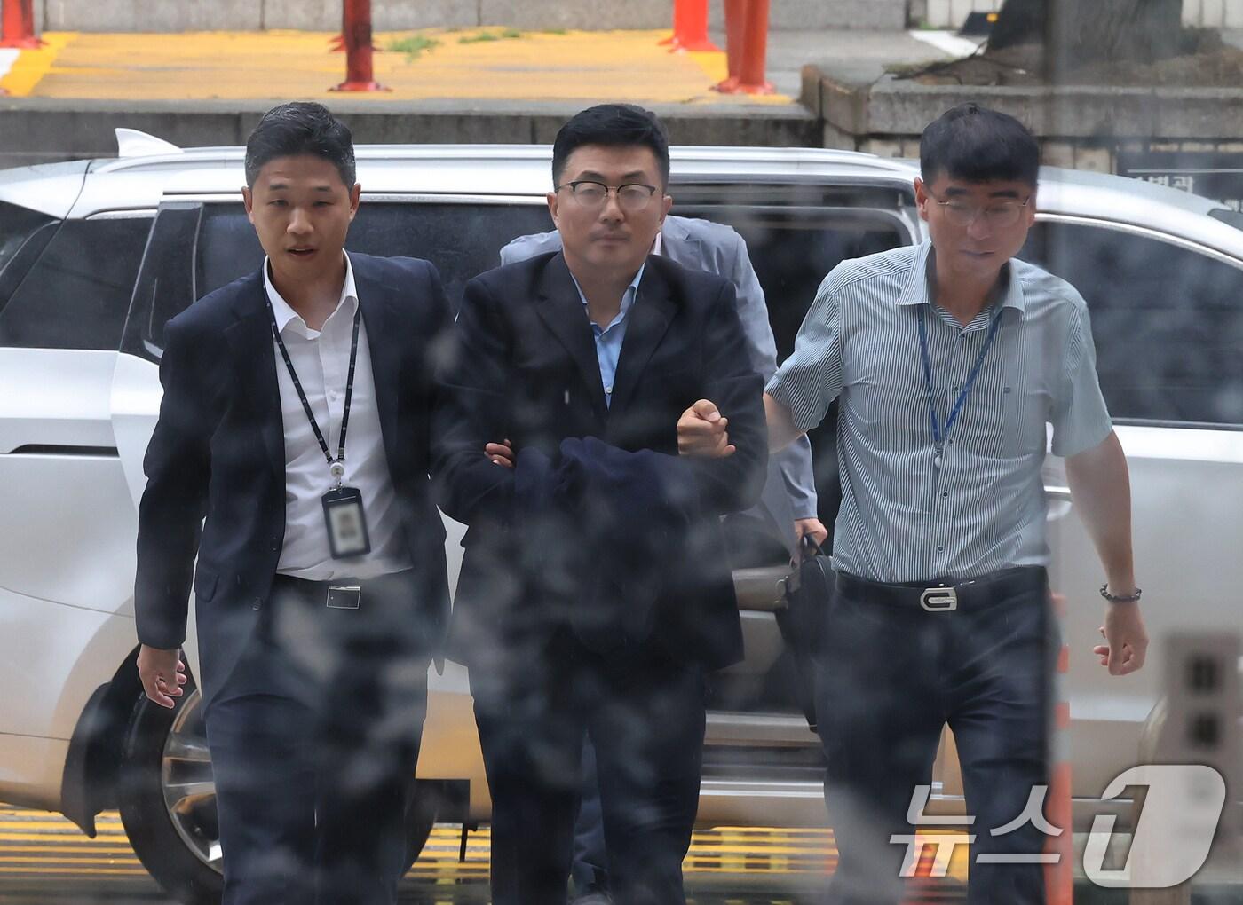 본문 이미지 - 김건희 여사 일가의 집사로 알려진 김예성 씨가 15일 오후 서울 서초구 서웅중앙지법에서 열리는 구속 전 피의자 심문(영장실질심사)에 출석하고 있다. '김건희 집사 게이트' 당사자로 알려진 김 씨는 IMS모빌리티를 통해 대기업과 금융·투자사 9곳으로부터 184억 원의 투자금을 받고, 차명 회사로 의심받는 이노베스트코리아를 통해 46억 원을 챙겼다는 의혹을 받고 있다. ⓒ News1 장수영 기자