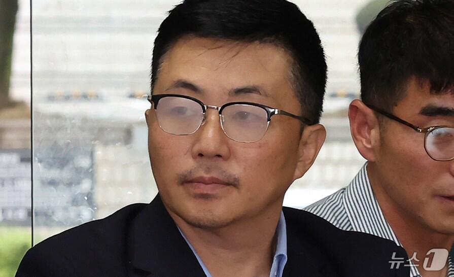 본문 이미지 - 김건희 여사 일가의 집사로 알려진 김예성 씨가 15일 오후 서울 서초구 서웅중앙지법에서 열리는 구속 전 피의자 심문&#40;영장실질심사&#41;에 출석하고 있다. &#39;김건희 집사 게이트&#39; 당사자로 알려진 김 씨는 IMS모빌리티를 통해 대기업과 금융·투자사 9곳으로부터 184억 원의 투자금을 받고, 차명 회사로 의심받는 이노베스트코리아를 통해 46억 원을 챙겼다는 의혹을 받고 있다. 2025.8.15/뉴스1 ⓒ News1 장수영 기자