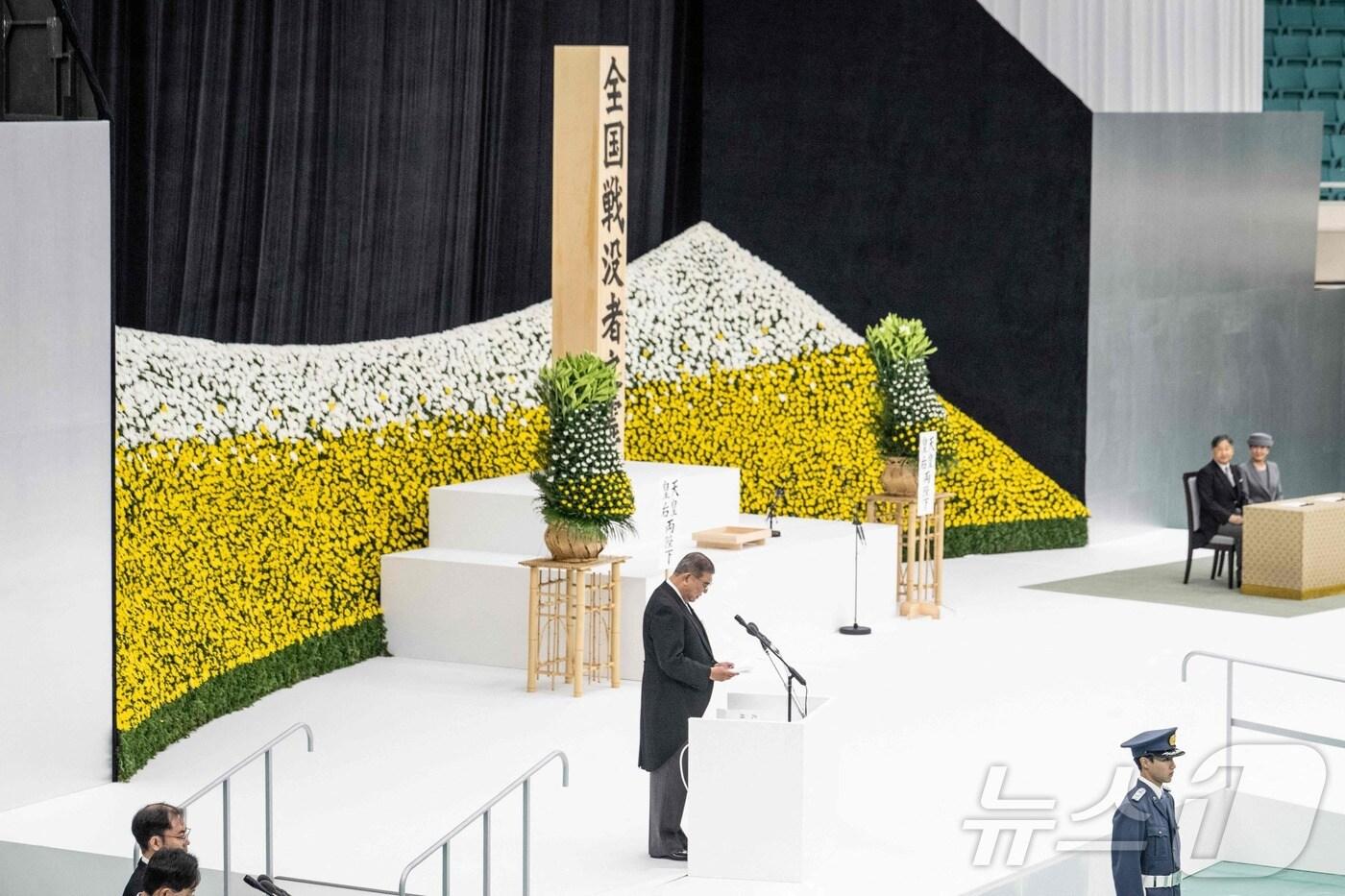 이시바 시게루 일본 총리가 패전 80년을 맞은 15일 도쿄 일본 무도관에서 열린 '전국 전몰자 추도식’에서 연설하고 있다.  ⓒ AFP=뉴스1 ⓒ News1 김진환 기자