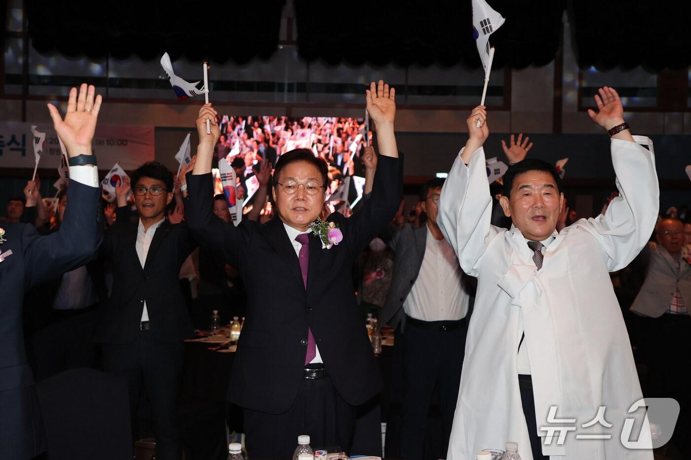 15일 창원컨벤션센터에서 열린 경남도 광복절 경축식에서 참석자들이 만세 삼창을 하고 있다.&#40;경남도 제공. 재판매 및 DB금지&#41;