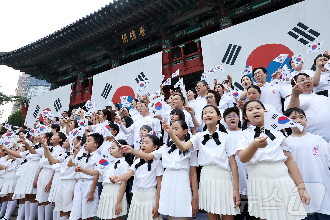 오세훈 서울시장과 독립유공자 후손, 어린이 합창단원 등 참석자들이 15일 서울 종로구 보신각에서 열린 &#39;제80주년 광복절 기념 타종행사&#39;에서 광복절 노래를 부르고 있다. 2025.8.15/뉴스1 ⓒ News1 민경석 기자