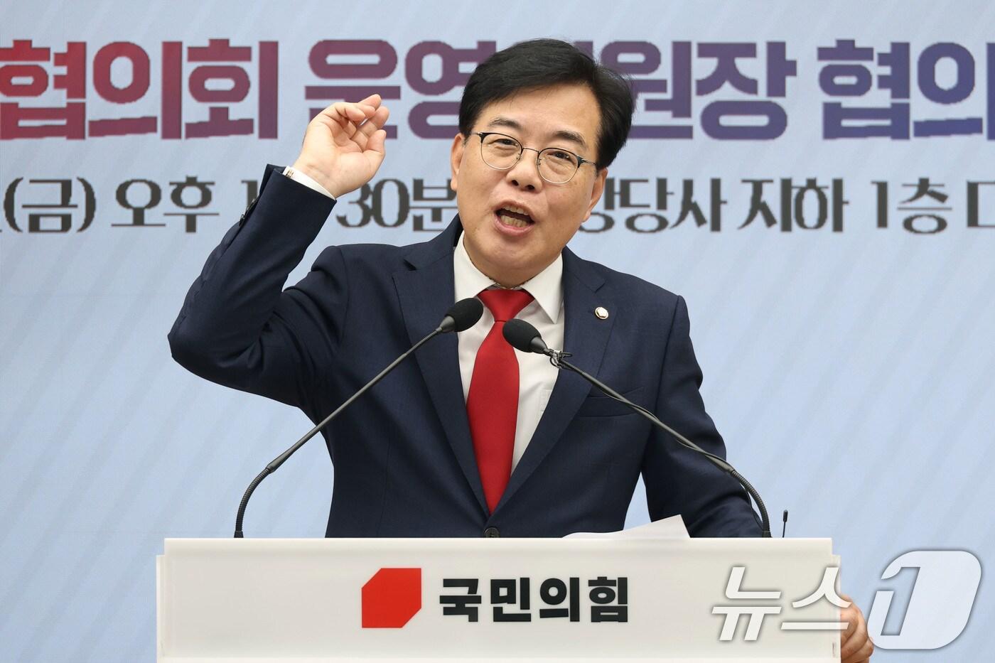 송언석 국민의힘 비상대책위원장 겸 원내대표가 15일 오후 서울 여의도 중앙당사에서 열린 2025원외당원협의회 운영위원장 협의회 출범식에서 축사하고 있다. 2025.8.15/뉴스1 ⓒ News1 이광호 기자