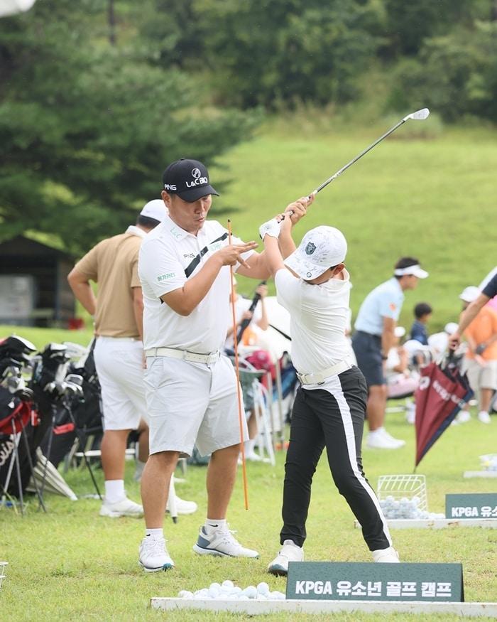 본문 이미지 - 골프 캠프에서 레슨을 해주고 있는 이대한. (KPGA 제공)