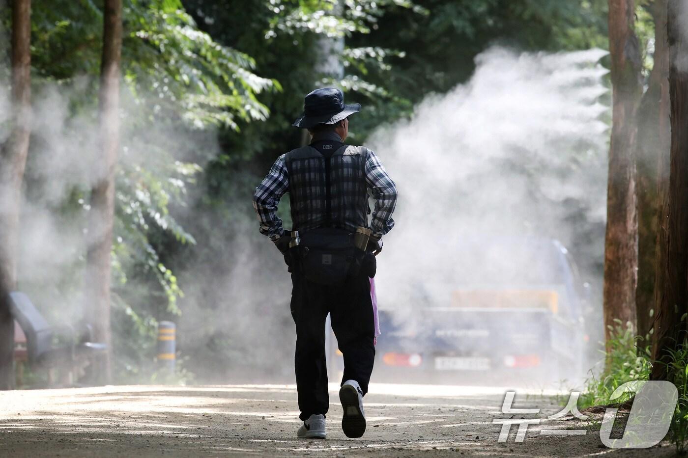 삼복더위를 지나 다시 폭염이 찾아온 15일 대구 남구 고산골 등산로에 쿨링포그가 물을 뿌려 더위에 지친 시민들을 식혀주고 있다. 2025.8.15/뉴스1 ⓒ News1 공정식 기자