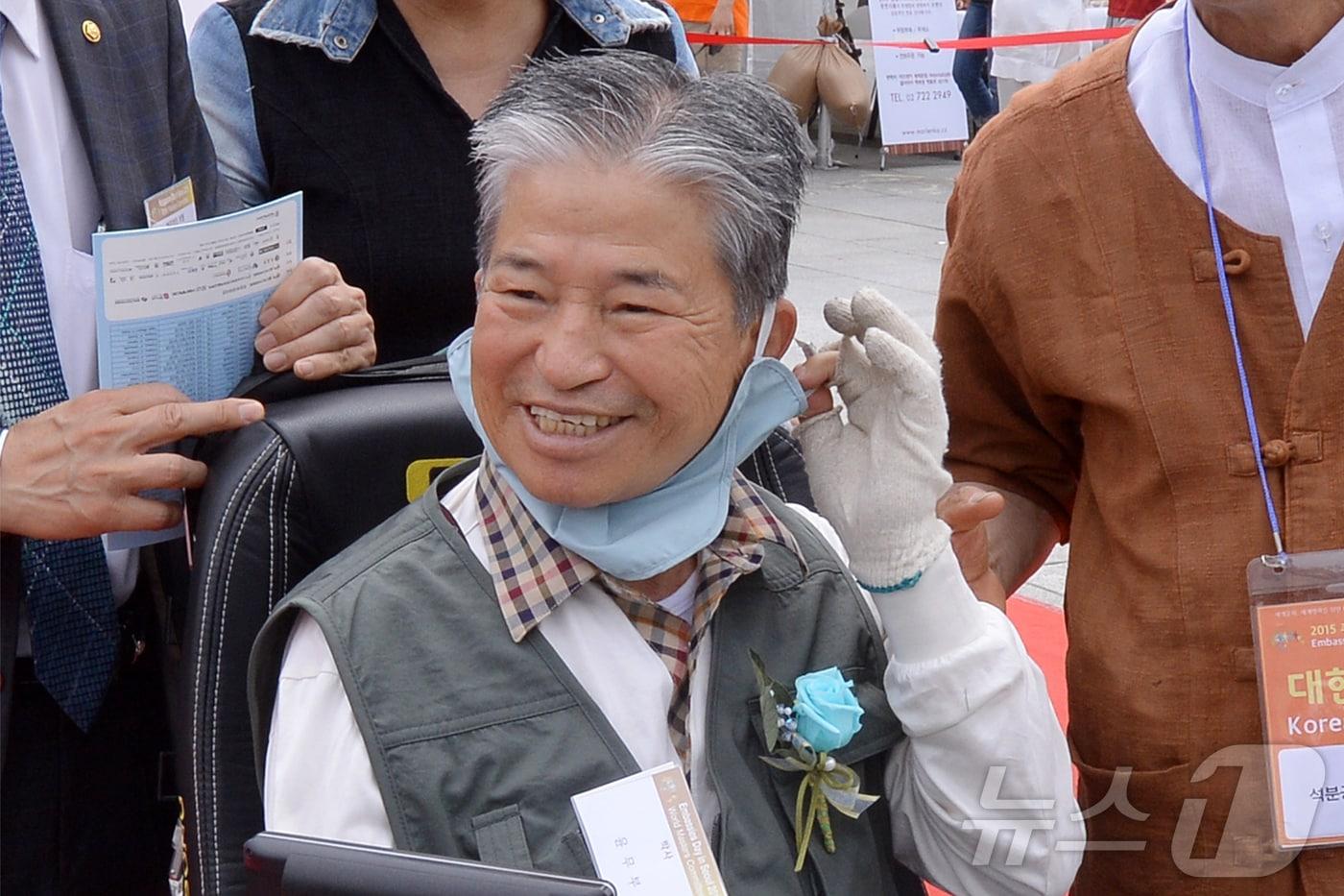 &#39;새 박사&#39; 윤무부 경희대 생물학과 명예교수가 15일 0시 1분 경 경희의료원에서 세상을 떠났다. 사진은 지난 2015년 6월 서울 광화문광장에서 열린 &#39;주한외국대사관의 날&#39;행사에 참석한 윤무부 교수 모습.&#40;뉴스1 DB&#41; 2025.8.15/뉴스1