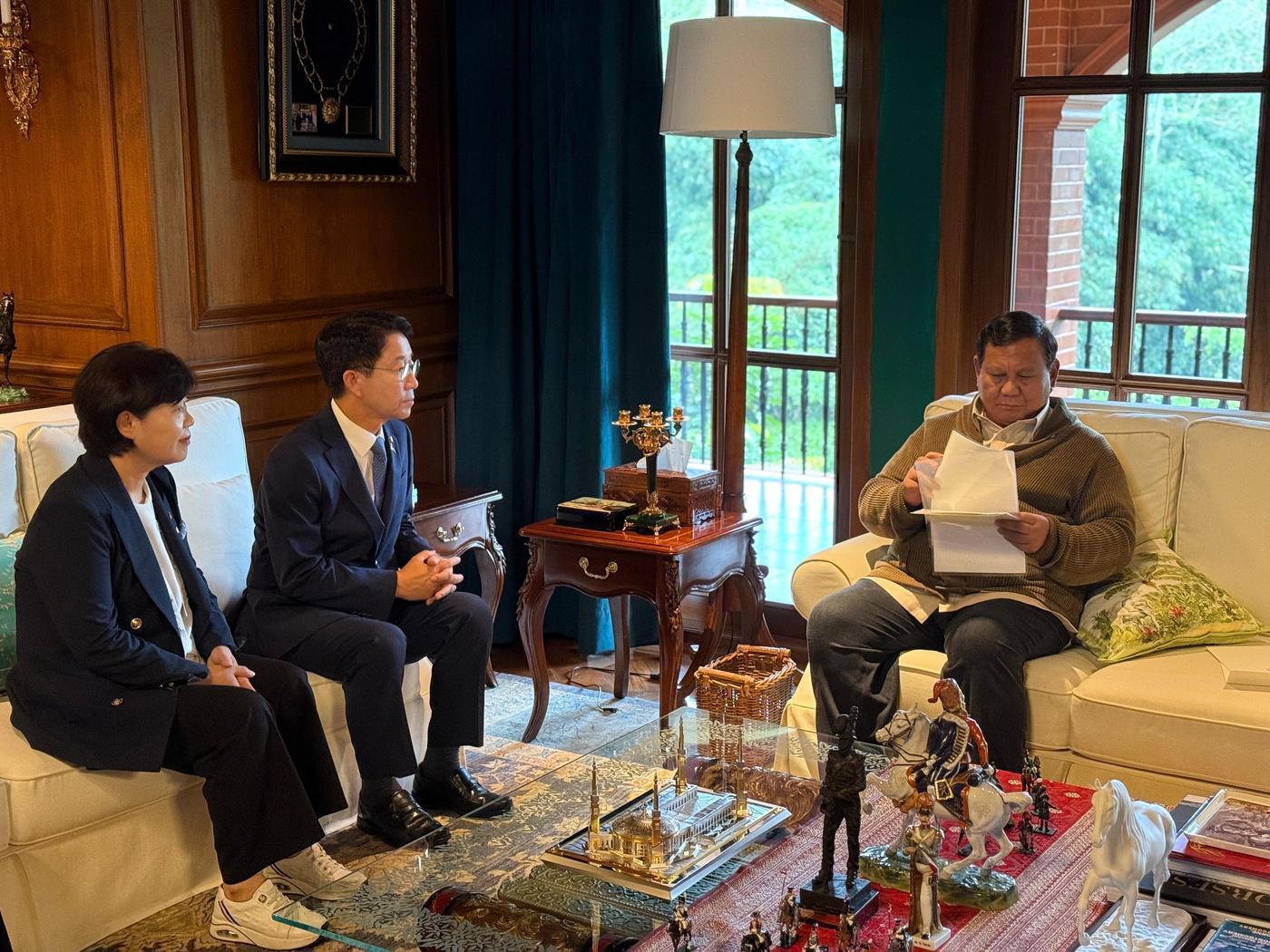 본문 이미지 - 프라보워 수비안토 인도네시아 대통령이 이재명 대통령의 친서를 읽고 있다.(외교부 제공)