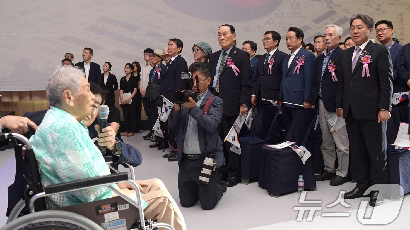 강기정 광주시장이 15일 광주의 새로운 창업거점 스테이지&#40;STA·G&#41;에서 열린 &#39;광복 80주년 경축식&#39;에 참석해 홀로 애국가 1절을 무반주로 부르는 일제강제동원 피해자 양금덕 할머니를 바라보고 있다.&#40;광주시 제공. 재판매 및 DB 금지&#41; 2025.8.15/뉴스1