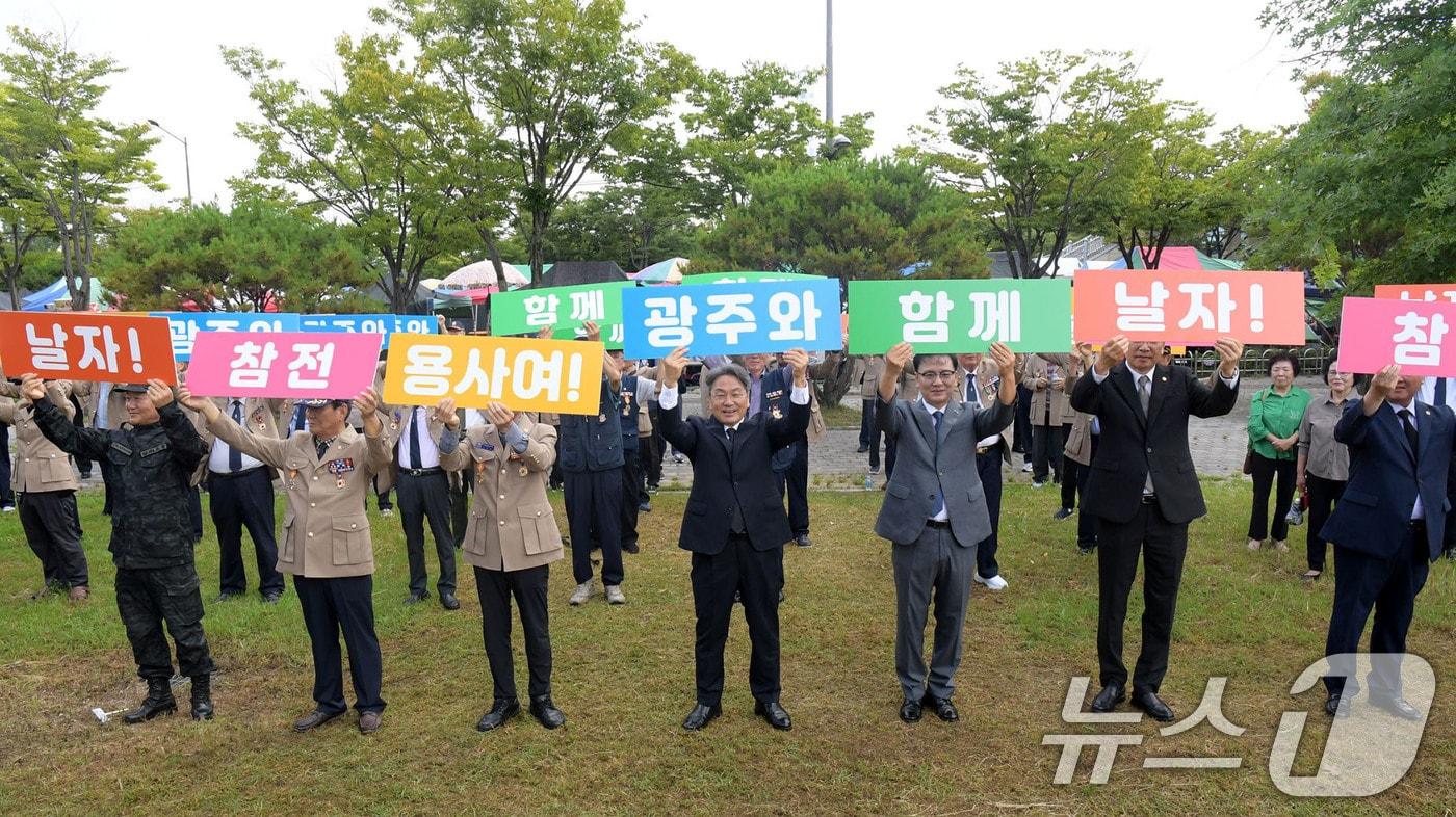강기정 광주시장이 15일 상무시민공원 일원에서 열린 참전기념탑 건립 기념행사에 참석해 기념촬영을 하고 있다.&#40;광주시 제공. 재판매 및 DB 금지&#41; 2025.8.15/뉴스1