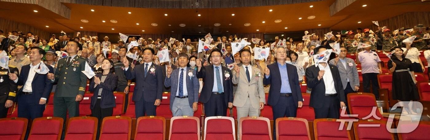 15일 익산 솜리문화예술회관에서 개최된 &#39;제80주년 광복절 경축행사&#39;에서 정헌율 익산시장을 비롯해 한병도 국회의원, 김경직 익산시회 의장 등이 참석해 태극기를 흔들고 있다.&#40;익산시 제공. 재판매 및 DB금지&#41;