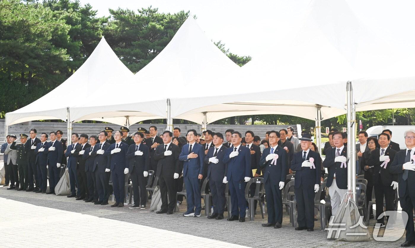 15일 김두겸 울산시장과 이성룡 울산시의장, 김기현·박성민 의원 등 관계자들이 울산항일독립운동 기념탑에서 참배를 하고 있다. (울산시의회 제공. 재판매 및 DB 금지) /뉴스1