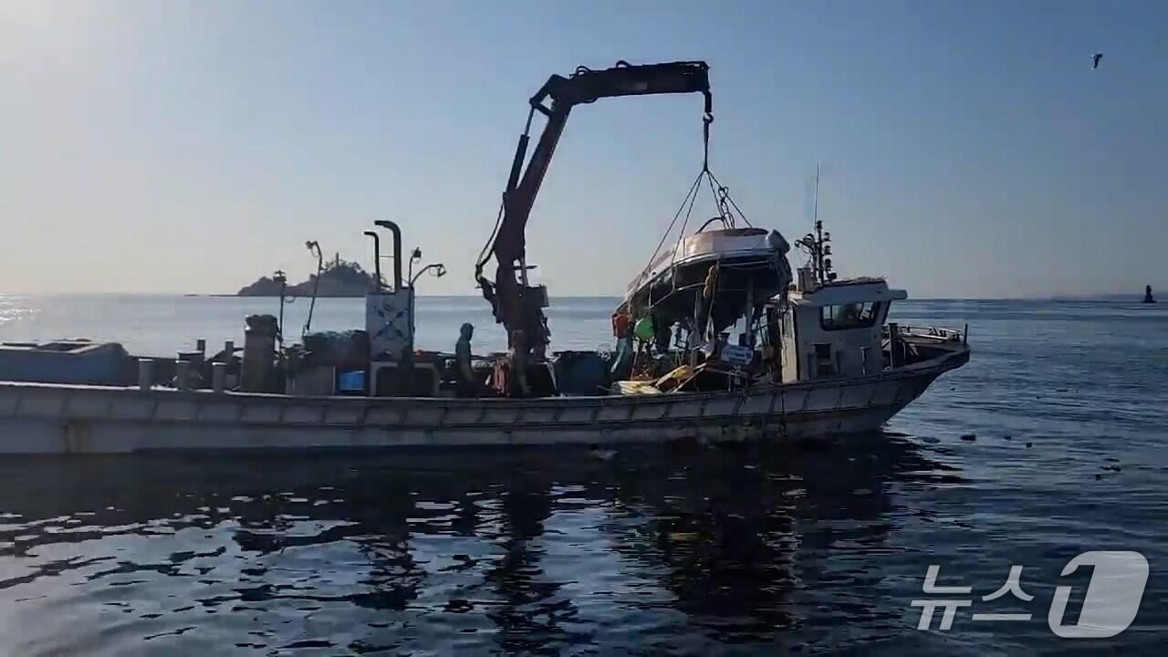 본문 이미지 - 속초해경이 15일 오전 6시 20분쯤 속초항 북방파제 약 0.5㎞ 해상에서 모터보트 A호(0.26톤)의 침몰 신고를 받아 A호의 승객 2명을 구조하고 보트를 인양하는 모습. (속초해양경찰서 제공. 재판매 및 DB금지) 2025.8.15/뉴스1