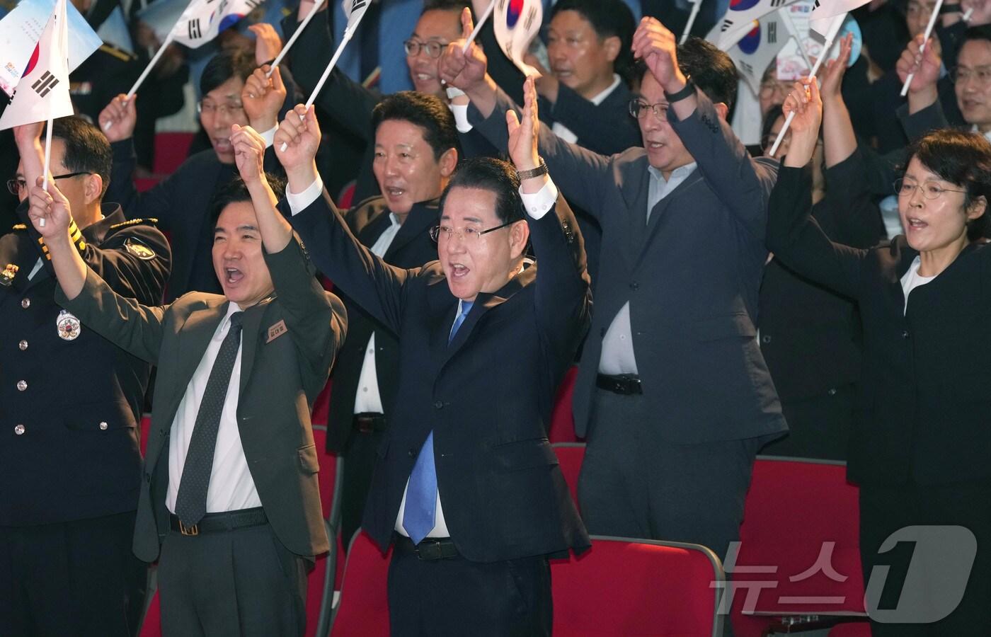 김영록 전라남도지사가 15일 전남도청 김대중강당에서 열린 ‘제80주년 광복절 경축식’에 참석해 독립유공자 후손, 기관 단체장 등 참석자들과 광복절 노래 제창 및 만세삼창을 하고 있다.&#40;전남도 제공. 재배포 및 DB 금지&#41; 2025.8.15/뉴스1