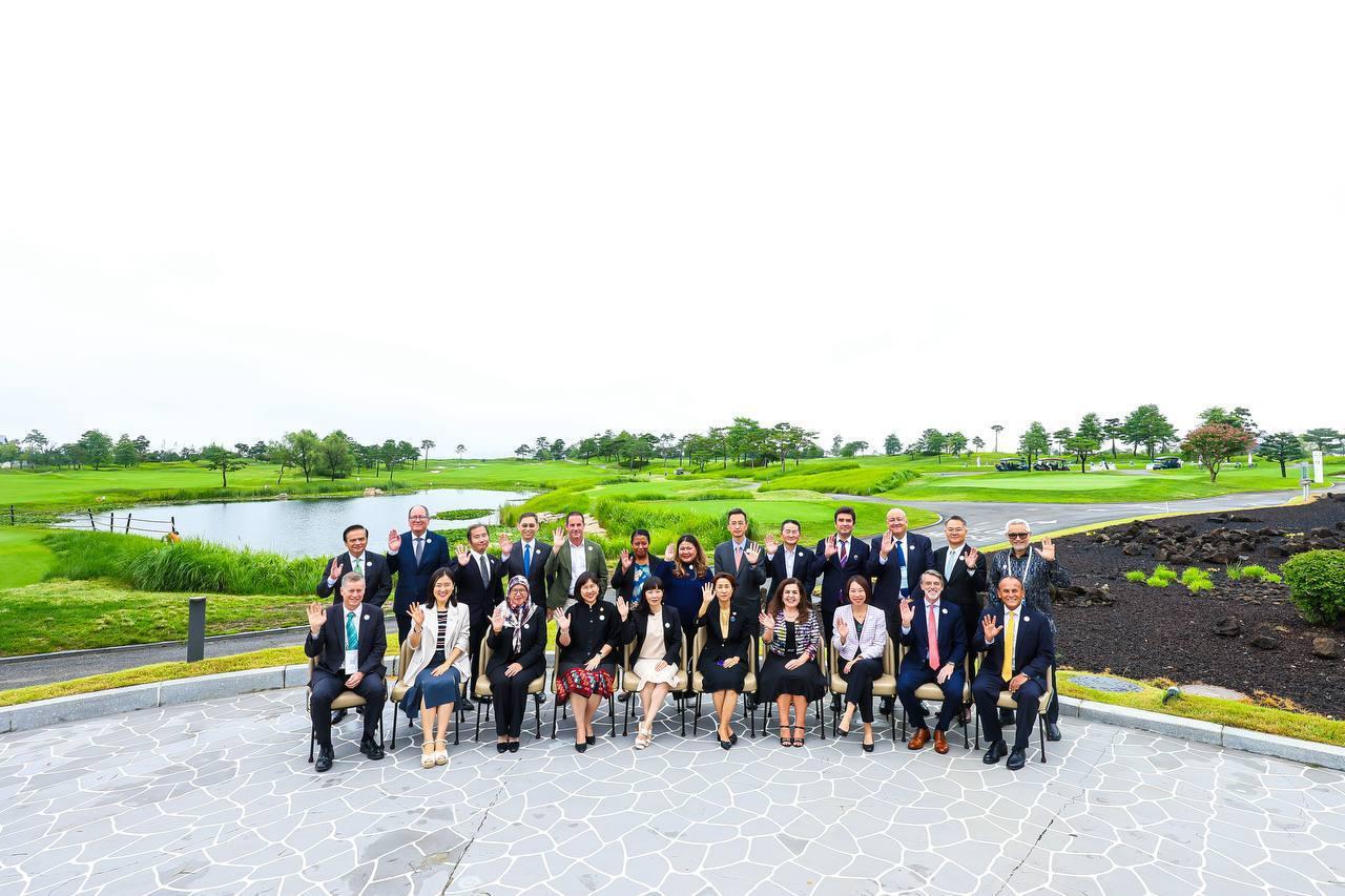 본문 이미지 - 아시아태평양경제협력체(APEC) 제3차 고위관리회의(SOM3) 참석자들이 기념촬영을 하고 있다.(외교부 제공)