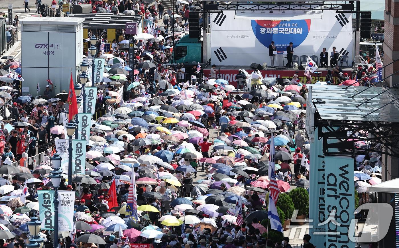 대한민국바로세우기국민운동본부&#40;대국본&#41;가 15일 서울역 광장에서 8.15 국가정상화를 위한 광복절 국민대회를 개최하고 있다. 2025.8.15/뉴스1 ⓒ News1 김성진 기자