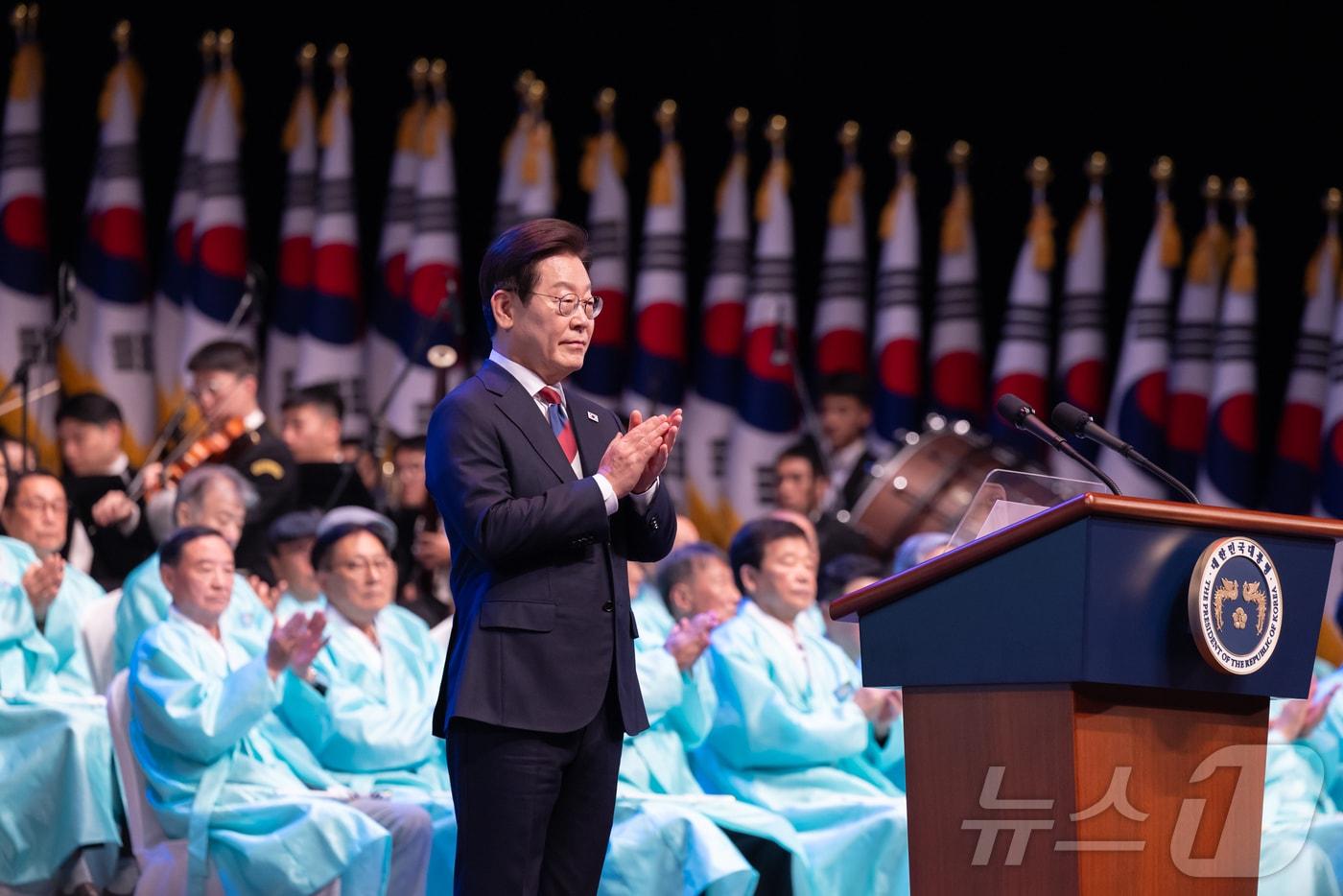 본문 이미지 - 이재명 대통령이 15일 서울 종로구 세종문화회관에서 열린 제80주년 광복절 경축식에서 박수를 치고 있다. (대통령실 제공. 재판매 및 DB금지) 2025.8.15 ⓒ 뉴스1 이재명 기자