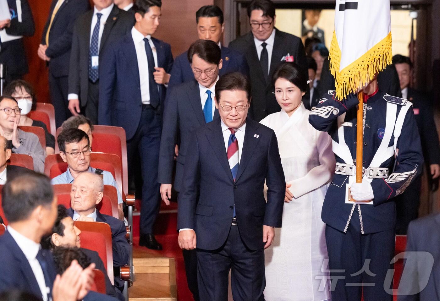 이재명 대통령과 부인 김혜경 여사가 15일 서울 종로구 세종문화회관에서 열린 제80주년 광복절 경축식에 입장하고 있다. (대통령실 제공. 재판매 및 DB금지) 2025.8.15/뉴스1 ⓒ News1 이재명 기자