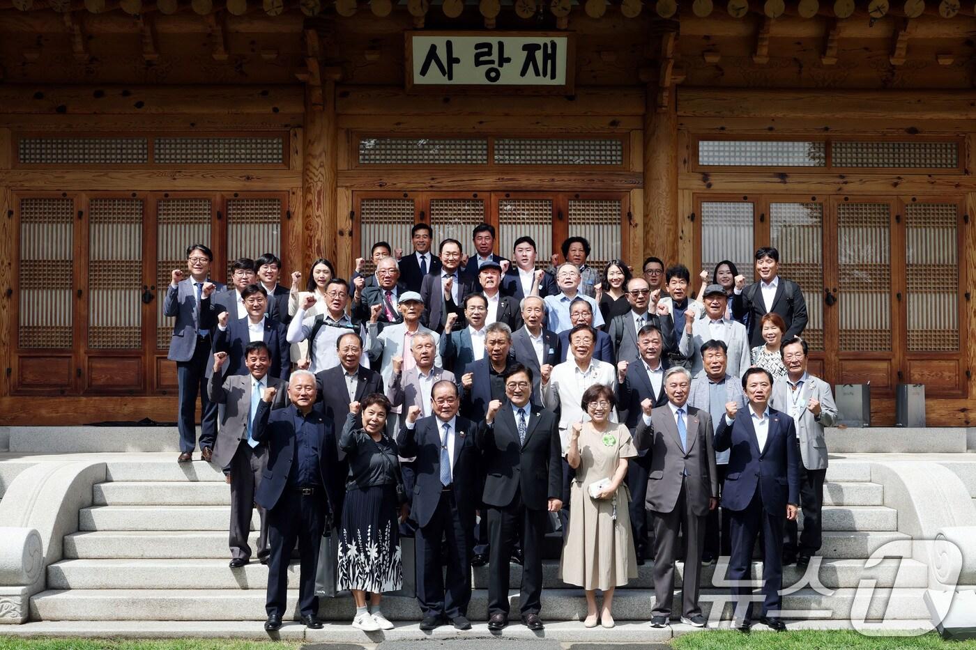 우원식 국회의장이 15일 서울 여의도 국회 사랑재에서 가진 제80주년 광복절 기념 독립운동가 후손 초청 오찬에서 참석자들과 기념촬영을 하고 있다. (국회의장실 제공) 2025.8.15/뉴스1