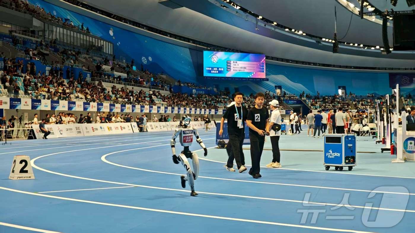 15일 중국 베이징에서 열린 세계 휴머노이드 로봇 운동회가 열렸다. 유니트리 H1이 1500m 경기에 참가하고 있다. ⓒ News1 정은지 특파원