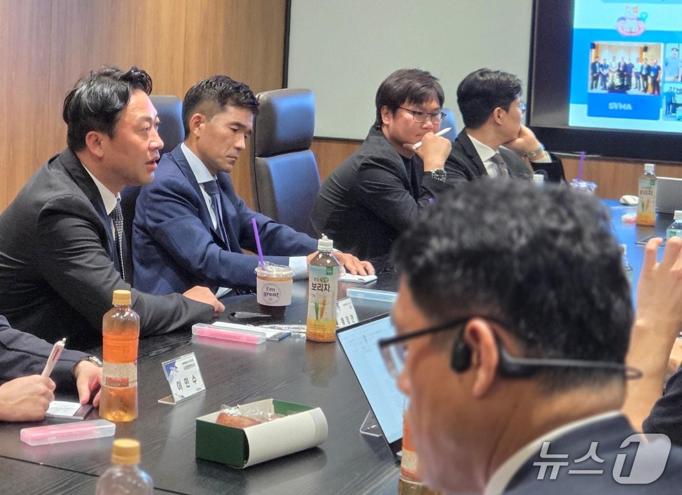 본문 이미지 - 황정연 서울시수의사회 회장&#40;왼쪽&#41;과 임원들이 14일 서울 코엑스에서 기자간담회를 하고 있다&#40;수의사회 제공&#41;. ⓒ 뉴스1