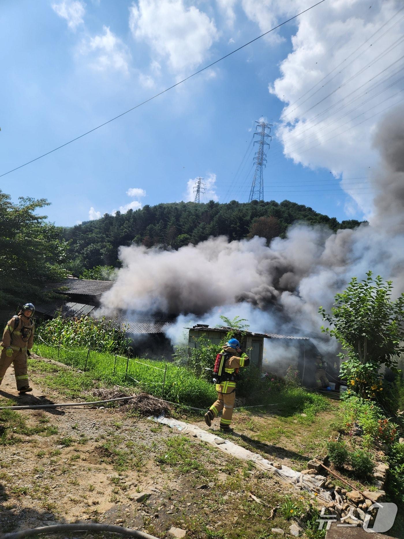 본문 이미지 - 단독주택 화재 현장.(경기도북부 소방재난본부 제공. 재판매 및 DB금지)
