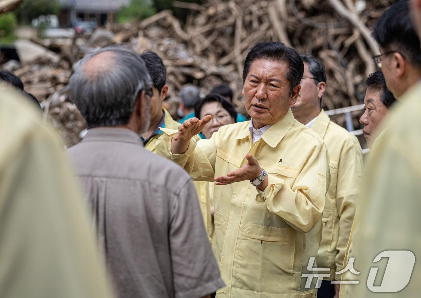 정청래 더불어민주당 대표가 15일 오후 경기 포천시 내촌면 수해현장을 찾아 피해 현황을 살펴보고 있다. &#40;더불어민주당 제공. 재판매 및 DB 금지&#41; 2025.8.15/뉴스1