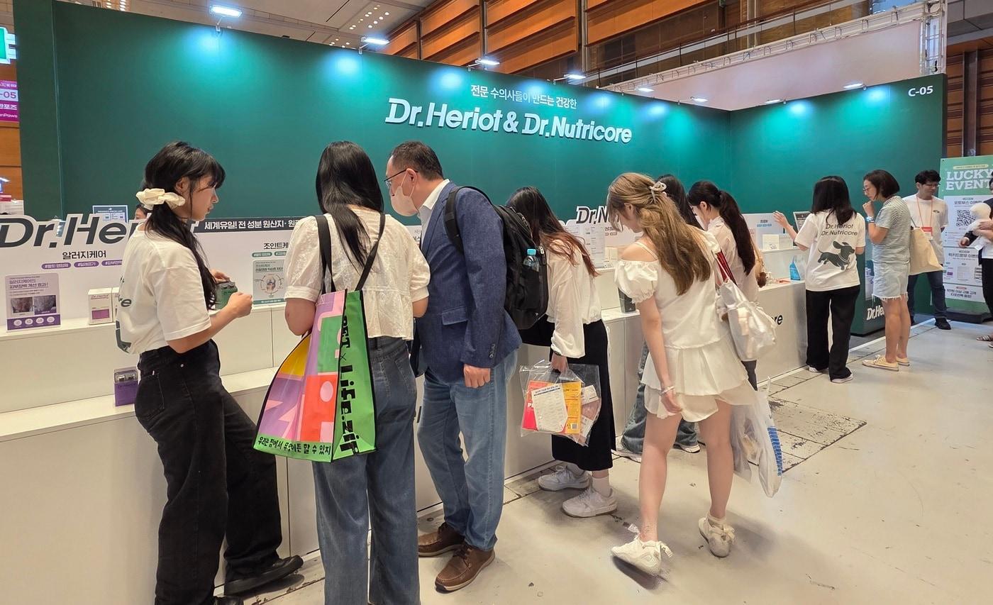 2025 케이펫페어 서울에 참가한 반려동물 헬스케어 브랜드 &#39;어반포즈&#40;Urban Paws&#41;&#39; 부스 전경 ⓒ 뉴스1 한송아 기자