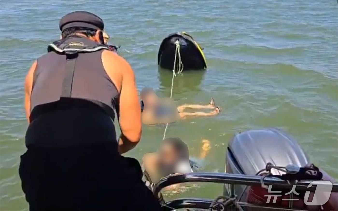 15일 오후 1시20분쯤 경북 포항에서 형산강을 운항하던 60대 포항운하크루즈선 선장이 침수로 물에 빠진 수상오토바이 운전자 등 2명을 구조했다. 임종해 선장이 수상오토바이 운전자 등을 구조하는 모습. (독자 제공, 재판매 및 DB금지) 2025.8.15/뉴스1 