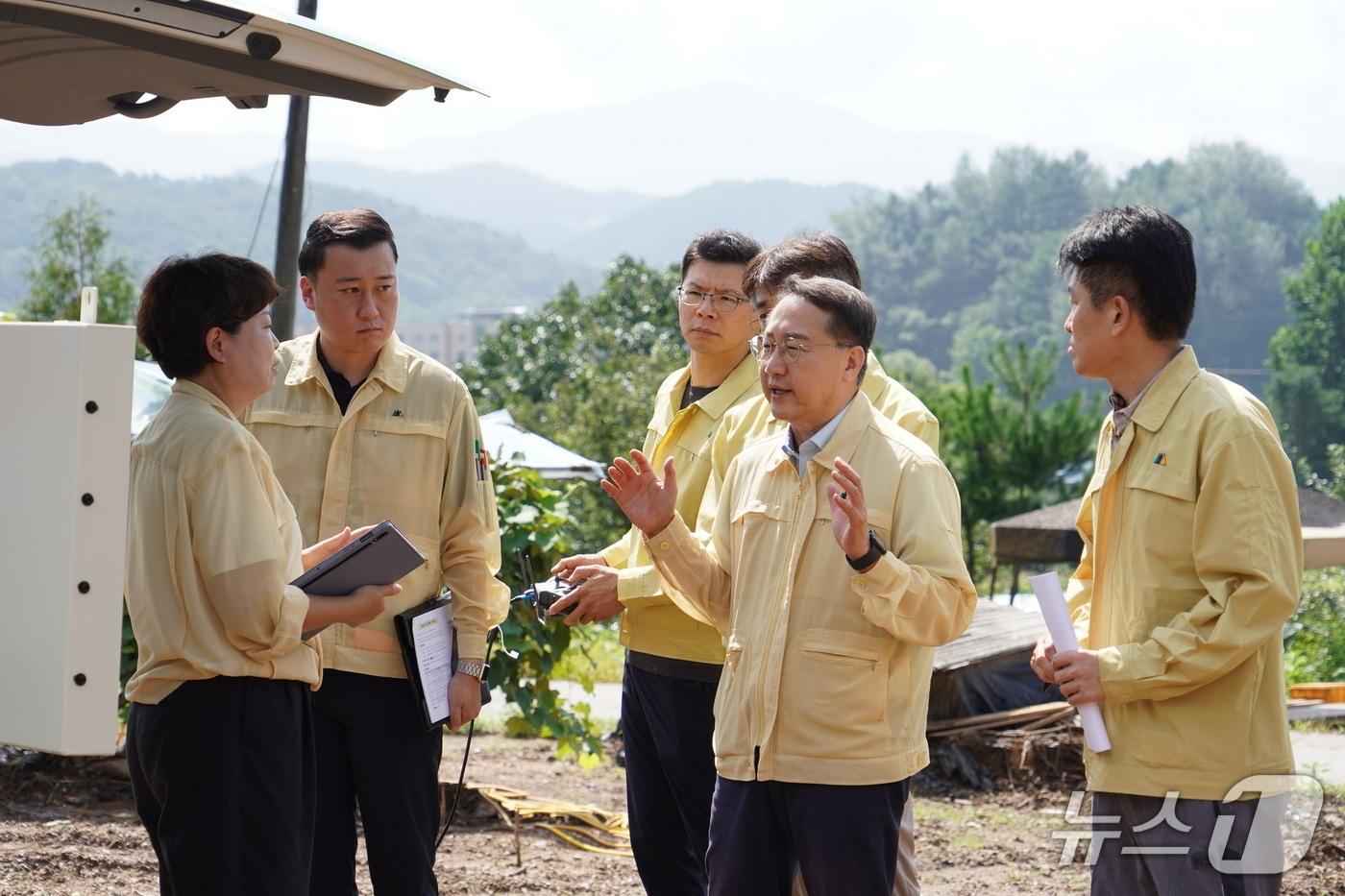 김인호 산림청장(가운데)이 15일 경기도 가평군 산사태 피해지를 찾아 복구 상황을 점검하고 있다. (산림청 제공. 재판매및 DB금지)/뉴스1