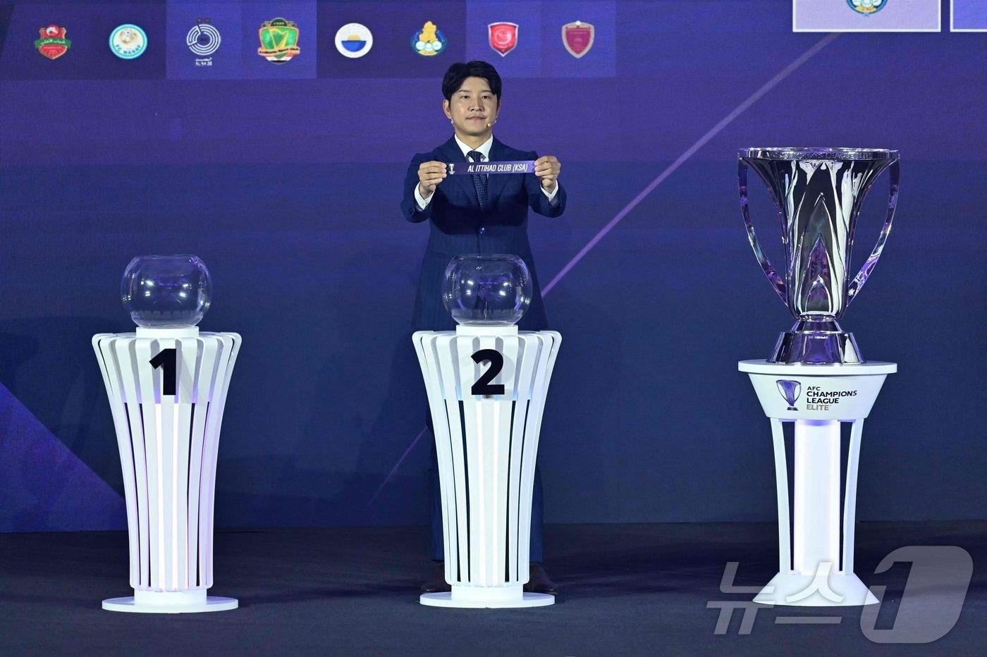 국가대표 출신 박주호가 아시아축구연맹&#40;AFC&#41; 챔피언스리그 엘리트 리그 스테이지 추첨을 진행하고 있다.  ⓒ AFP=뉴스1