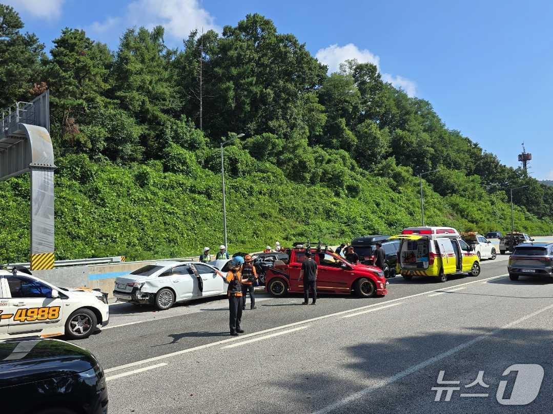 본문 이미지 - 15일 오전 9시 30분쯤 강원 원주시 호저면 소재 영동고속도로 강릉방향 구간에서 승용차 2대와 승합차 1대 등 차량 3대가 추돌하는 사고가 발생해 6명이 중경상을 입고 병원으로 옮겨졌다. &#40;강원도소방본부 제공. 재판매 및 DB금지&#41; 2025.8.15/뉴스1
