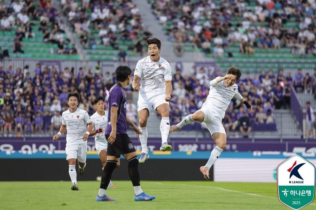 본문 이미지 - 포항 스틸러스 공격수 이호재가 득점 후 기뻐하고 있다. (한국프로축구연맹 제공)