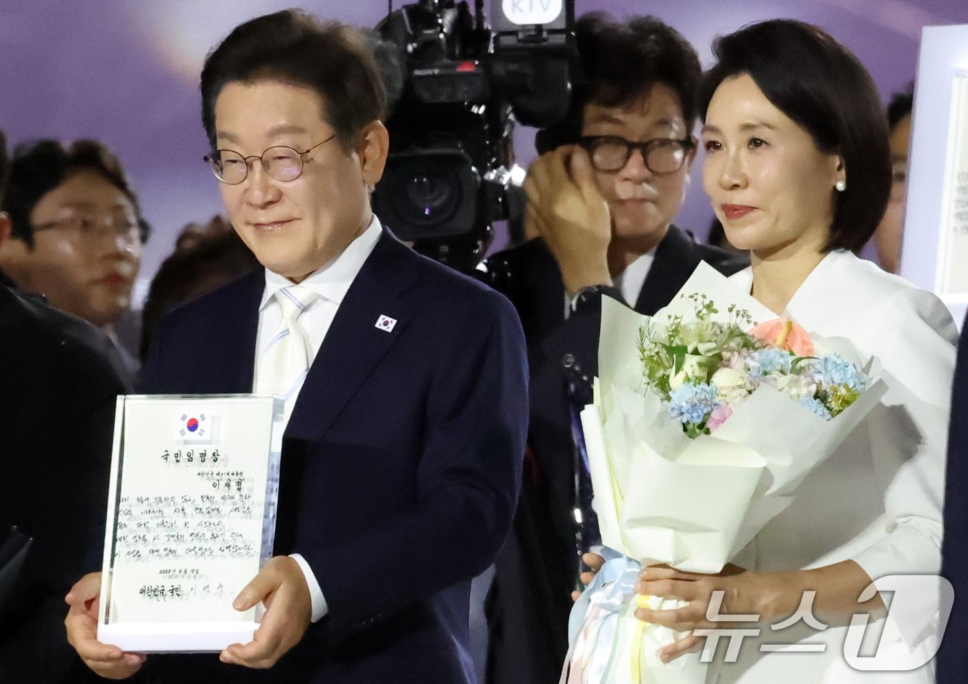 이재명 대통령이 15일 오후 서울 종로구 광화문광장에서 열린 &#39;광복 80년, 국민 주권으로 미래를 세우다&#39; 제21대 대통령 국민 임명식에서 국민 대표 80인이 참여한 임명장을 전달 받고 있다. 2025.8.15/뉴스1 ⓒ News1 김명섭 기자