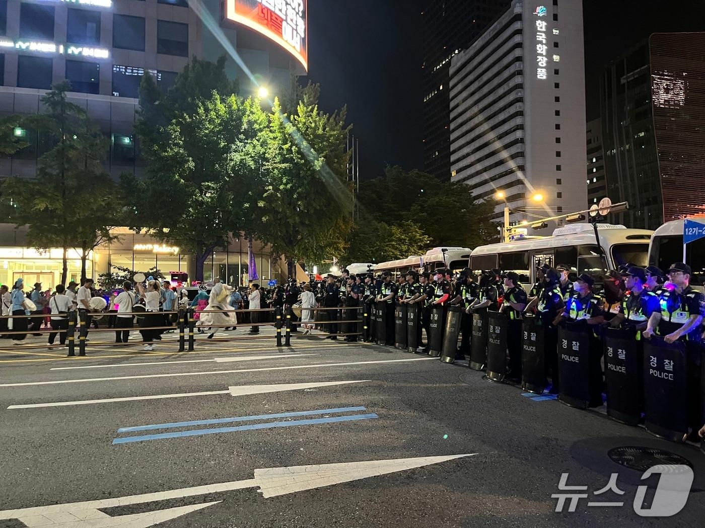 본문 이미지 -  15일 오후 8.15민족자주대회추진위원회의 집회 행령이 통제를 벗어나자 경찰이 차벽과 기동대를 동원해 저지선을 구축했다.  2025.8.15/뉴스1 ⓒ News1 김종훈 기자