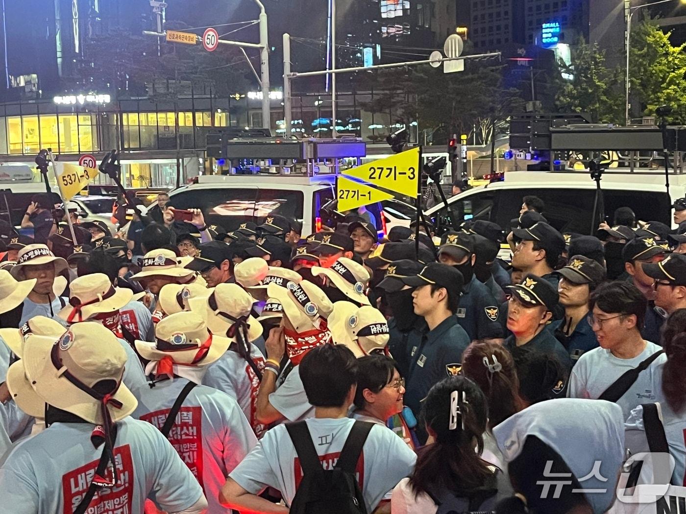 본문 이미지 - 광복절인 15일 오후 9시 45분쯤 서울 중구 을지로1가 사거리 근처에서 행진 중인 시위대와 경찰이 대치하고 있다. 2025.8.15/뉴스1 김종훈 기자