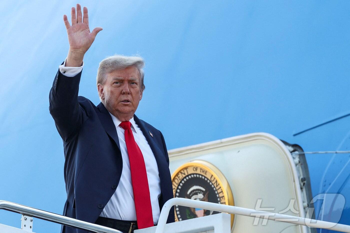 도널드 트럼프 미국 대통령이 15일&#40;현지시간&#41; 메릴랜드주 앤드루스 합동기지에서 알래스카로 출발하는 에어포스원&#40;미 대통령 전용기&#41;에 탑승하고 있다. 이날 트럼프 대통령은 두 번째 임기 이후 처음으로 블라디미르 푸틴 러시아 대통령과 알래스카의 엘먼도프-리처드슨 합동기지에서 대면하고 우크라이나 전쟁 휴전 방안 등을 논의한다. 2025.08.15. ⓒ 로이터=뉴스1 ⓒ News1 류정민 특파원