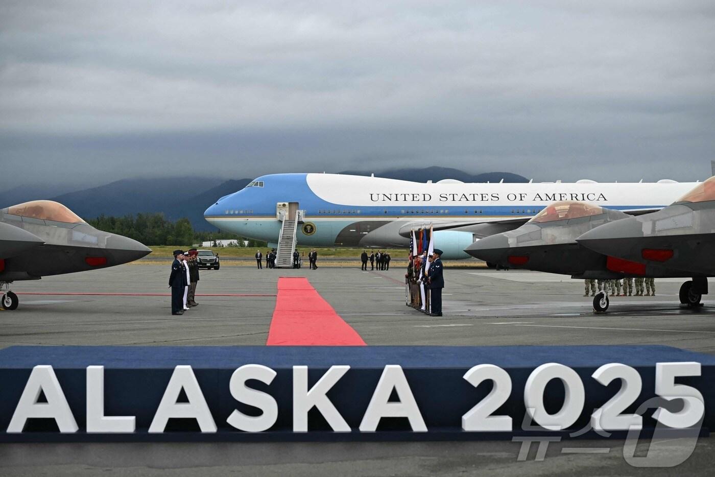 도널드 트럼프 미국 대통령의 에어포스원(대통령 전용기)이 15일(현지시간) 알래스카 앵커리지의 엘멘도르프-리처드슨 합동기지에 도착해 활주로에 정박해 있다. 트럼프 대통령은 이날 블라디미르 푸틴 러시아 대통령과 정상회담을 가질 예정으로 우크라이나에서 계속되는 러시아의 전쟁을 종식시키기 위한 외교적 돌파구를 마련하기 위한 중요한 자리로 주목받고 있다. 2025.8.15 ⓒ AFP=뉴스1 ⓒ News1 신기림 기자