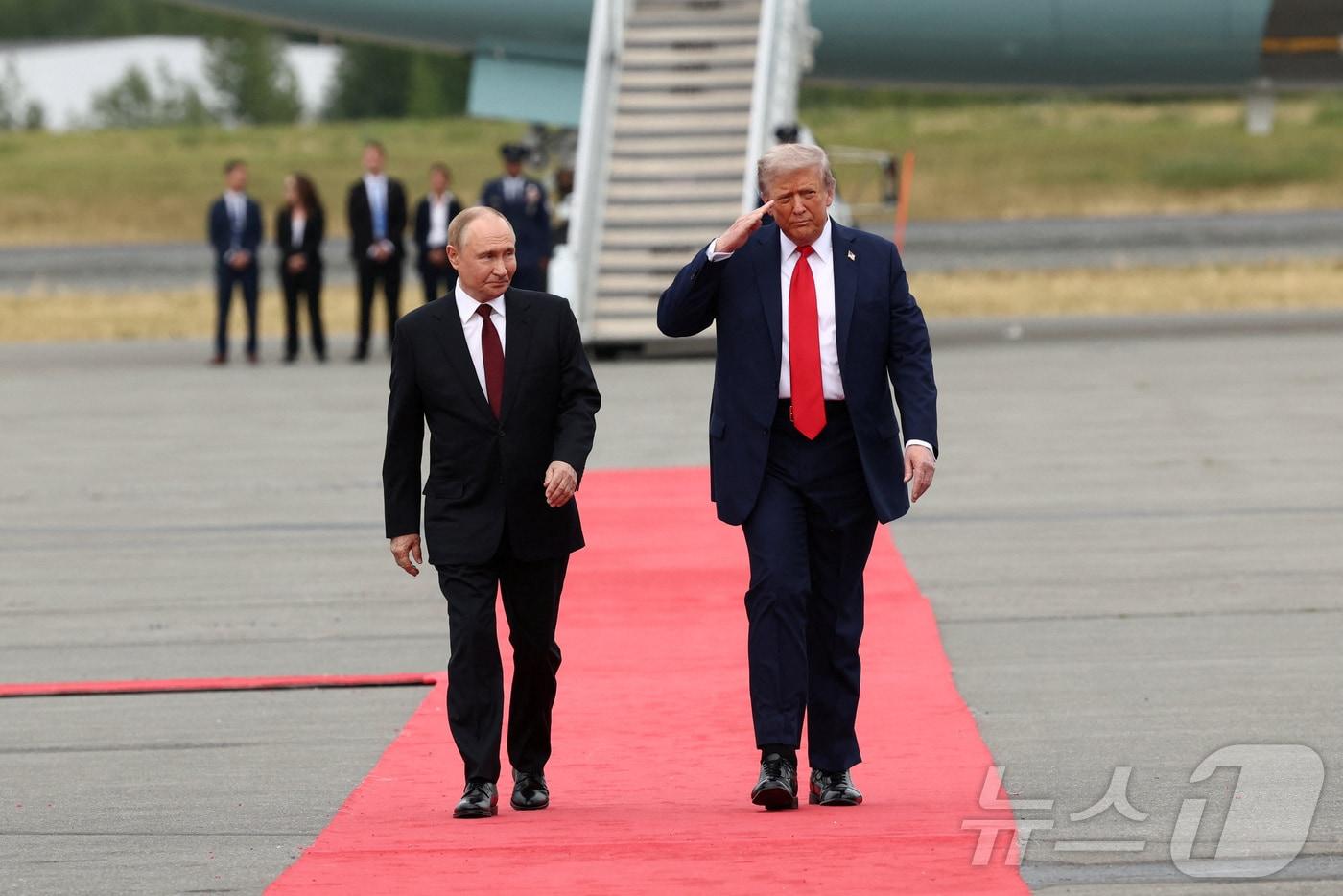 도널드 트럼프 미국 대통령과 블라디미르 푸틴 러시아 대통령이 15일&#40;현지시간&#41; 미국 알래스카 앵커리지의 엘멘도르프-리처드슨 합동 기지 착륙장에서 만난 뒤 회담장 이동을 위해 이동하고 있다. 트럼프 대통령이 먼저 도착해 푸틴 대통령을 맞이했으며, 두 정상은 우크라이나 전쟁 종식을 위한 협상을 진행한다. 2025.08.15. ⓒ 로이터=뉴스1 ⓒ News1 류정민 특파원