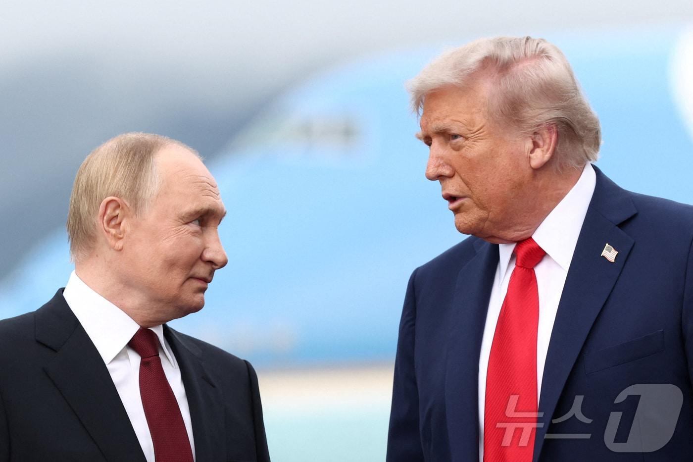 도널드 트럼프 미국 대통령과 블라디미르 푸틴 우크라이나 대통령이 8월 15일&#40;현지시간&#41;  미국 알래스카 앵커리지의 엘멘도르프-리처드슨 합동 기지에서 만나 대화하고 있다. 2025.08.15. ⓒ 로이터=뉴스1 ⓒ News1 