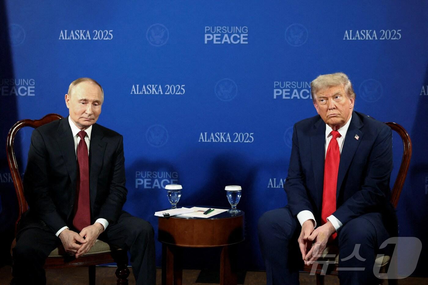 도널드 트럼프 미국 대통령과 블라디미르 푸틴 러시아 대통령이 지난 15일(현지시간) 미국 알래스카 앵커리지에 마련된 회담장에서 우크라이나 전쟁 종식을 위한 본격적인 협상에 앞서 잠시 사진 촬영에 응하고 있다. 2025.08.15. ⓒ 로이터=뉴스1 ⓒ News1 류정민 특파원