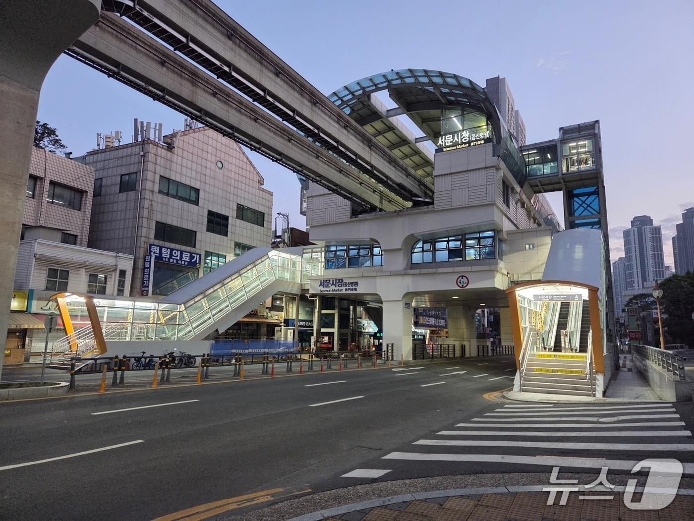 본문 이미지 - 대구교통공사는 16일 도시철도 3호선 서문시장역 출입구 3곳에 상·하행 에스컬레이터 설치를 완료하고 운행을 시작했다. (대구교통공사 제공. 재판매 및 DB 금지)/뉴스1