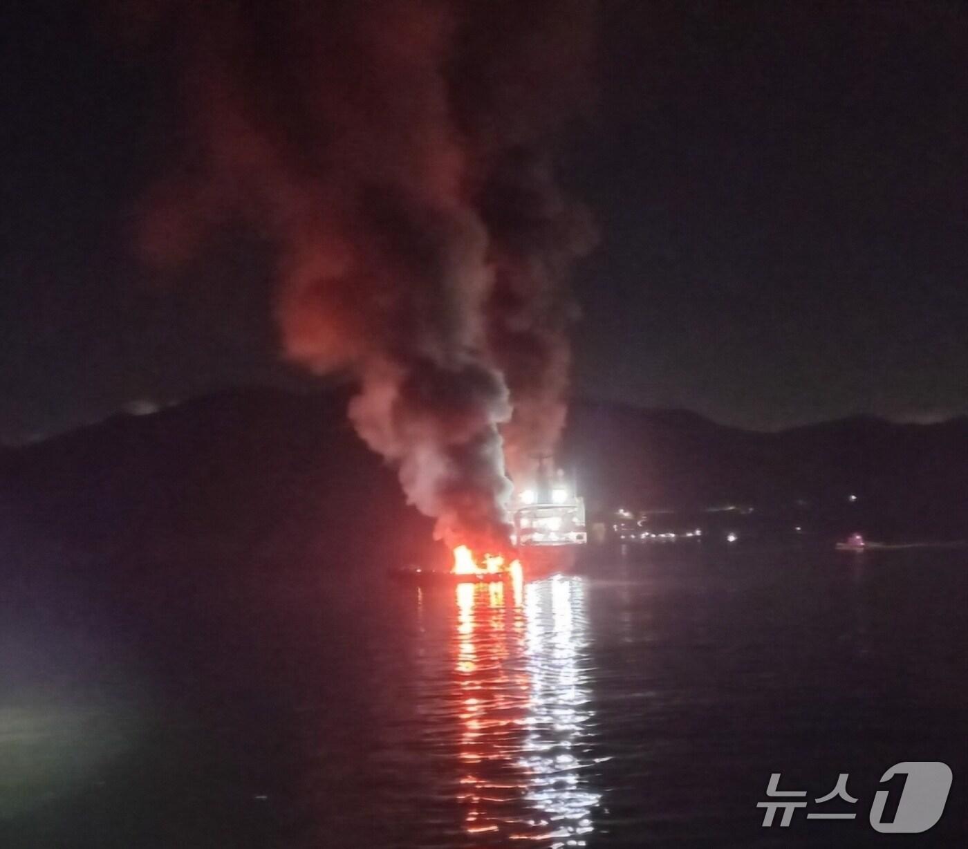 본문 이미지 - 16일 오전 1시 4분쯤 전남 여수시 신북항 정박지에서 정박 중이던 2692톤급 석유제품운반선 A 호와 24톤급 용달선 B호에서 잇따라 화재가 발생, 해경이 진화작업을 하고 있다. &#40;여수해경 제공. 재판매 및 DB 금지&#41;