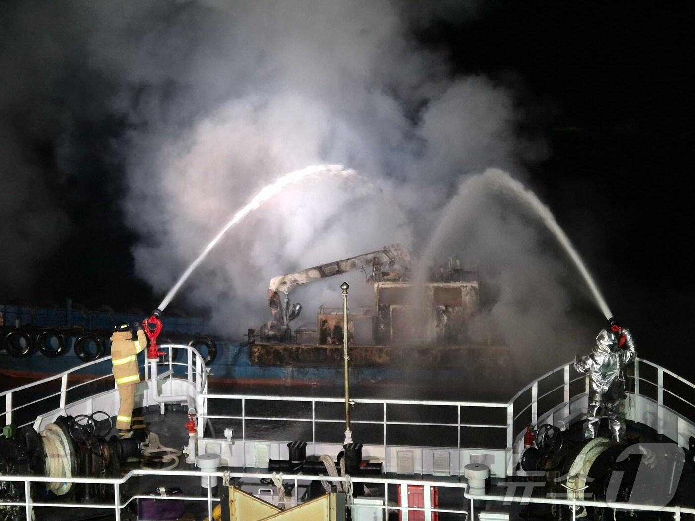 본문 이미지 - 16일 오전 1시 4분쯤 전남 여수시 신북항 정박지에서 정박 중이던 2692톤급 석유제품운반선 A 호와 24톤급 용달선 B호에서 잇따라 화재가 발생, 해경이 진화작업을 하고 있다. &#40;여수해경 제공. 재판매 및 DB 금지&#41;