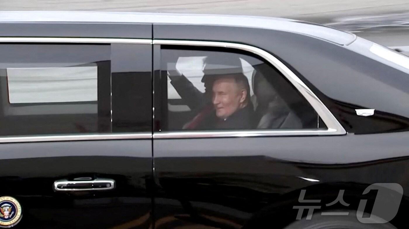 도널드 트럼프 미국 대통령과 블라디미르 푸틴 러시아 대통령이 15일(현지시간) 미국 알래스카 엘먼도프-리처드슨 합동 기지에서 열린 정상회담에 앞서 미 대통령 전용차 '비스트'에 동승해 회담장으로 이동하고 있다. 2025.08.15. ⓒ 로이터=뉴스1 ⓒ News1 류정민 특파원