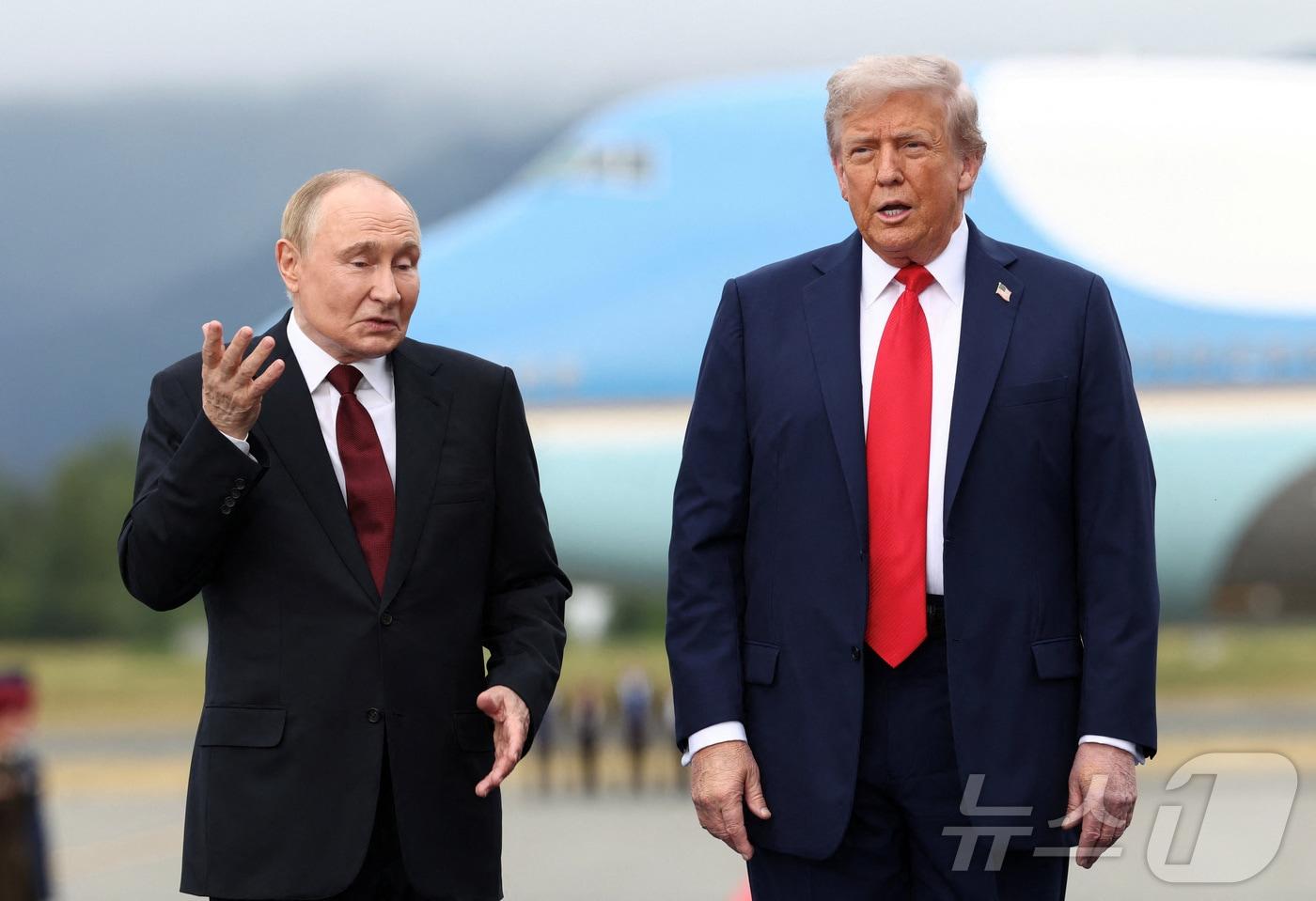 도널드 트럼프 미국 대통령과 블라디미르 푸틴 러시아 대통령이 지난 8월 15일&#40;현지시간&#41; 미국 알래스카 앵커리지의 엘멘도르프-리처드슨 합동 기지에서 만나 회담장으로 이동하기 위해 나란히 걸으며 대화하고 있다. 2025.08.15. ⓒ 로이터=뉴스1 ⓒ News1 류정민 특파원