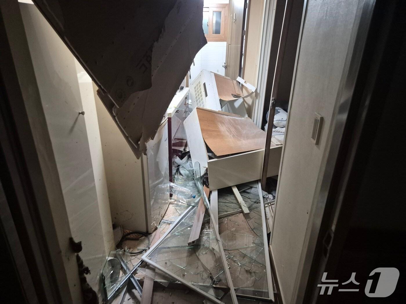 본문 이미지 - 15일 오후 7시51분께 충남 천안 서북구 두정동의 한 다가구주택 2층에서 불이 났다. (천안서북소방서 제공) /뉴스1