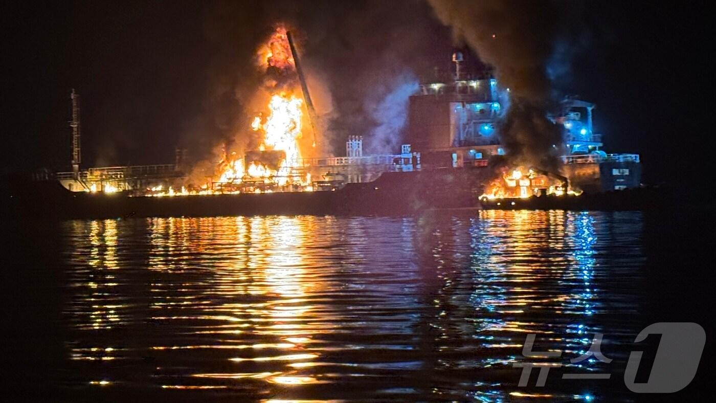 16일 오전 1시 4분쯤 전남 여수시 신북항에서 2692톤급 석유제품운반선 A 호와 24톤급 용달선 B호에서 잇따라 화재가 발생, 해경이 진화작업을 하고 있다. &#40;여수해경 제공. 재판매 및 DB 금지&#41; 2025.8.16/뉴스1 