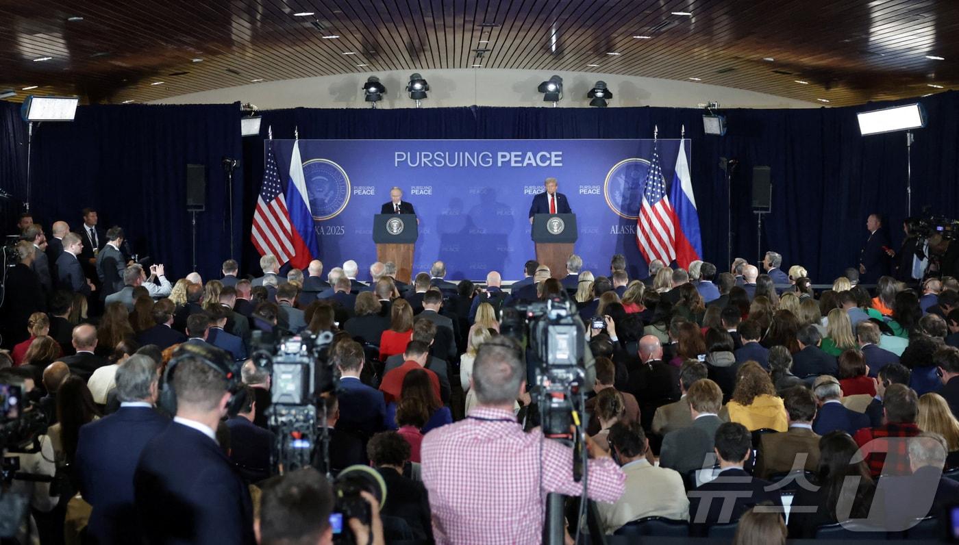 도널드 트럼프 미국 대통령&#40;오른쪽&#41;과 블라디미르 푸틴 러시아 대통령이 15일 알래스카주 앵커리지 엘먼도프-리처드슨 합동 기지에서 회담을 마치고 공동 기자회견을 하고 있다. 2025.8.15 ⓒ 로이터=뉴스1 ⓒ News1 강민경 기자