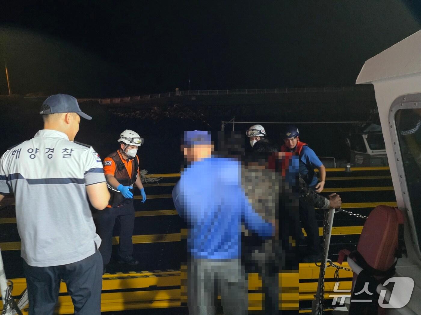 본문 이미지 - 해상에서 발생한 응급환자를 이송하고 있는 해경. (태안해경 제공) /뉴스1